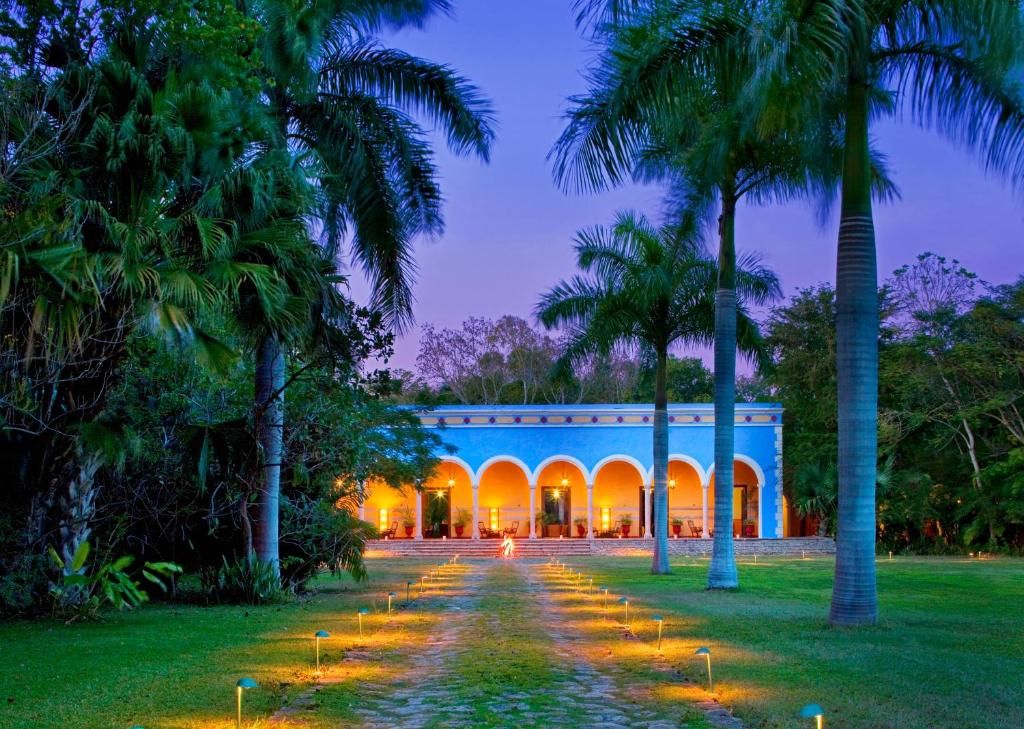 A building with a series of arches and a pathway leading to it.
