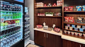 Un distributeur automatique rempli de diverses boissons et collations, notamment des Pepsi, des Star et des Mountain Dew.