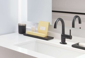 Combined shower/bathtub, free toiletries, hair dryer, towels