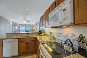 Suite, 1 chambre, en front de mer | Cuisine privée | Micro-ondes, cafetière/bouilloire
