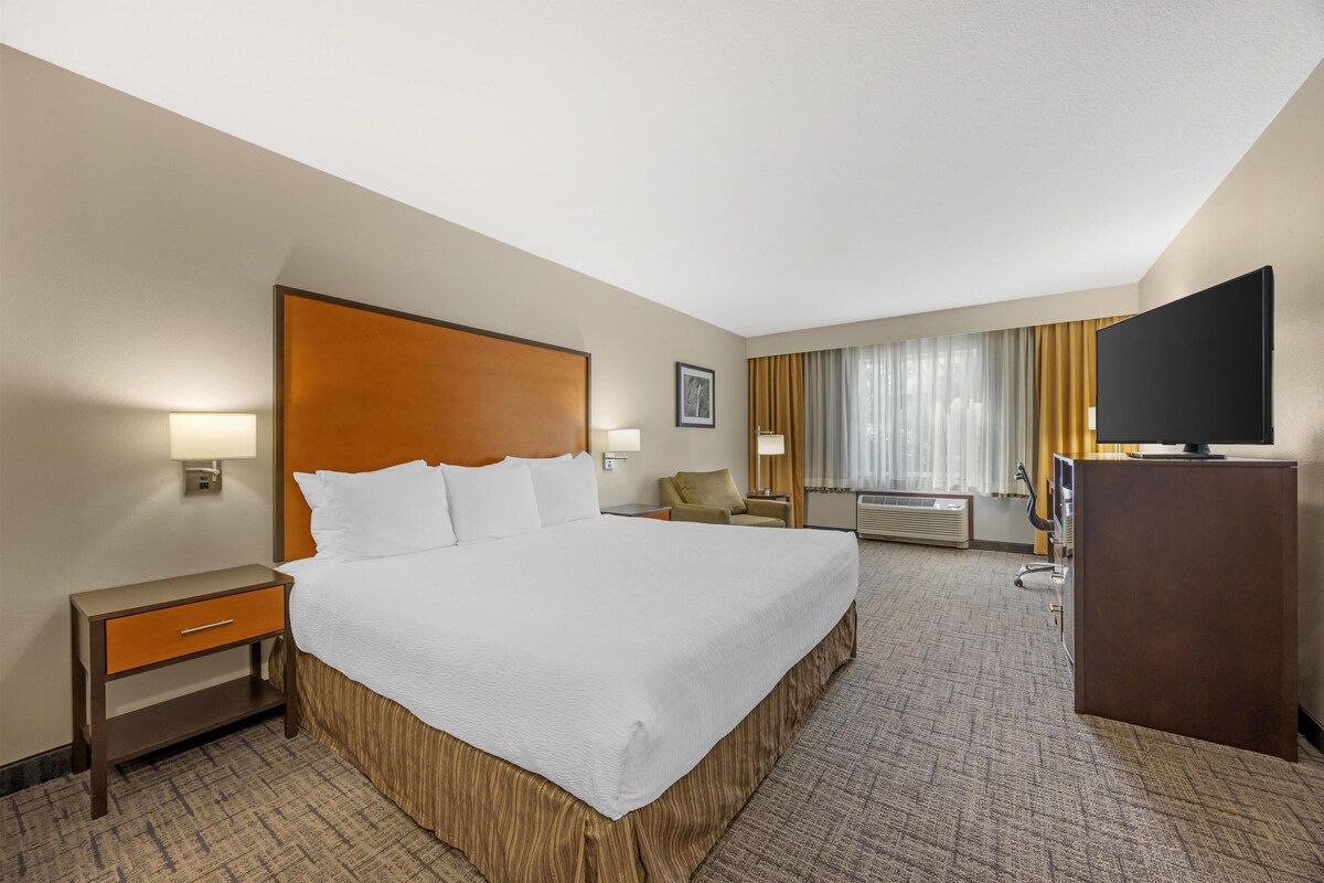 Standard Room, 1 King Bed, Accessible, Refrigerator & Microwave | Pillowtop beds, blackout drapes, iron/ironing board, high-speed internet