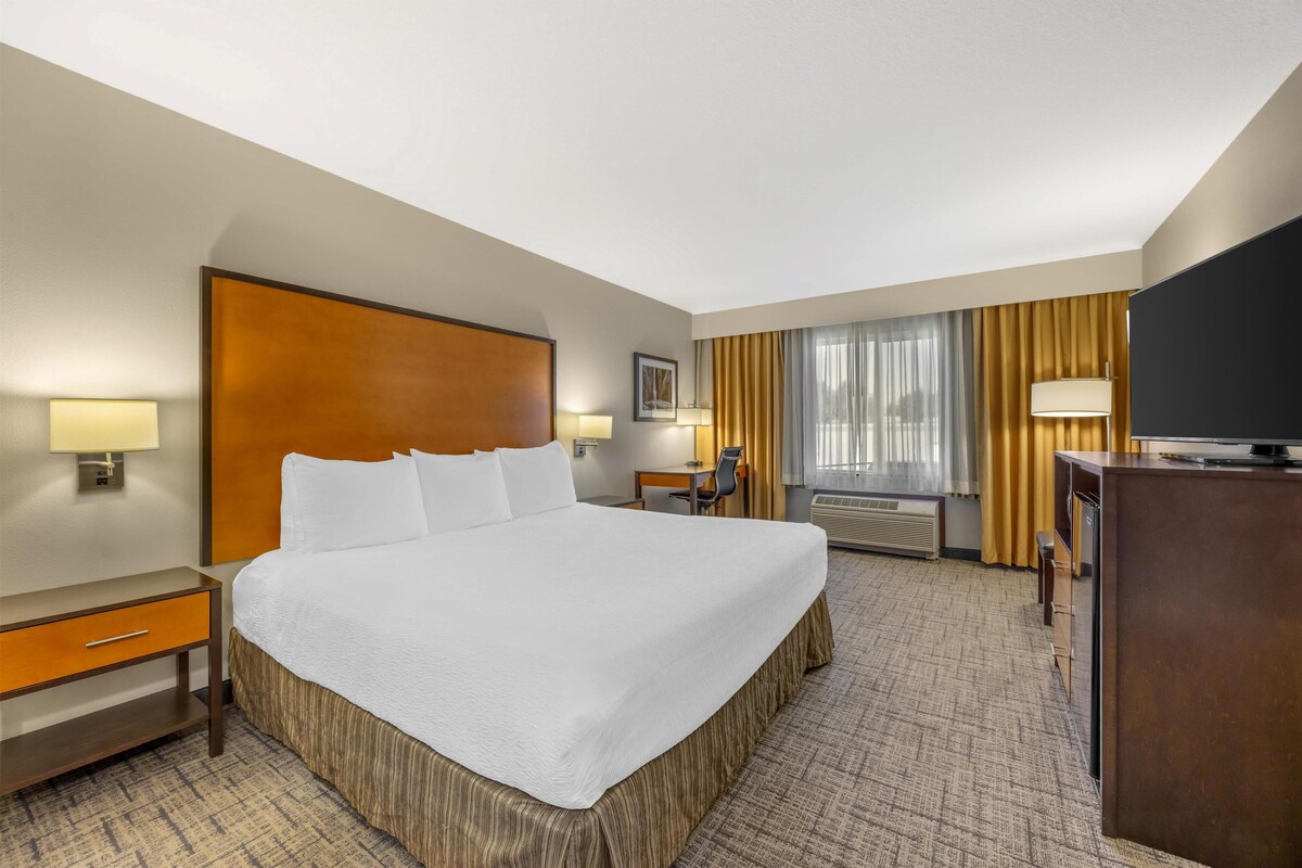 Standard Room, 1 King Bed, Accessible, Refrigerator & Microwave | Pillowtop beds, blackout drapes, iron/ironing board, high-speed internet