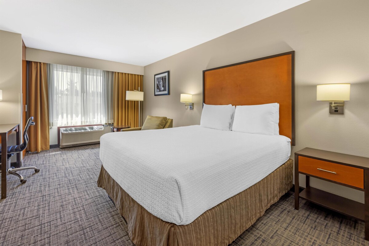 Standard Room, 1 Queen Bed, Non Smoking, Refrigerator & Microwave | Pillowtop beds, blackout drapes, iron/ironing board, high-speed internet