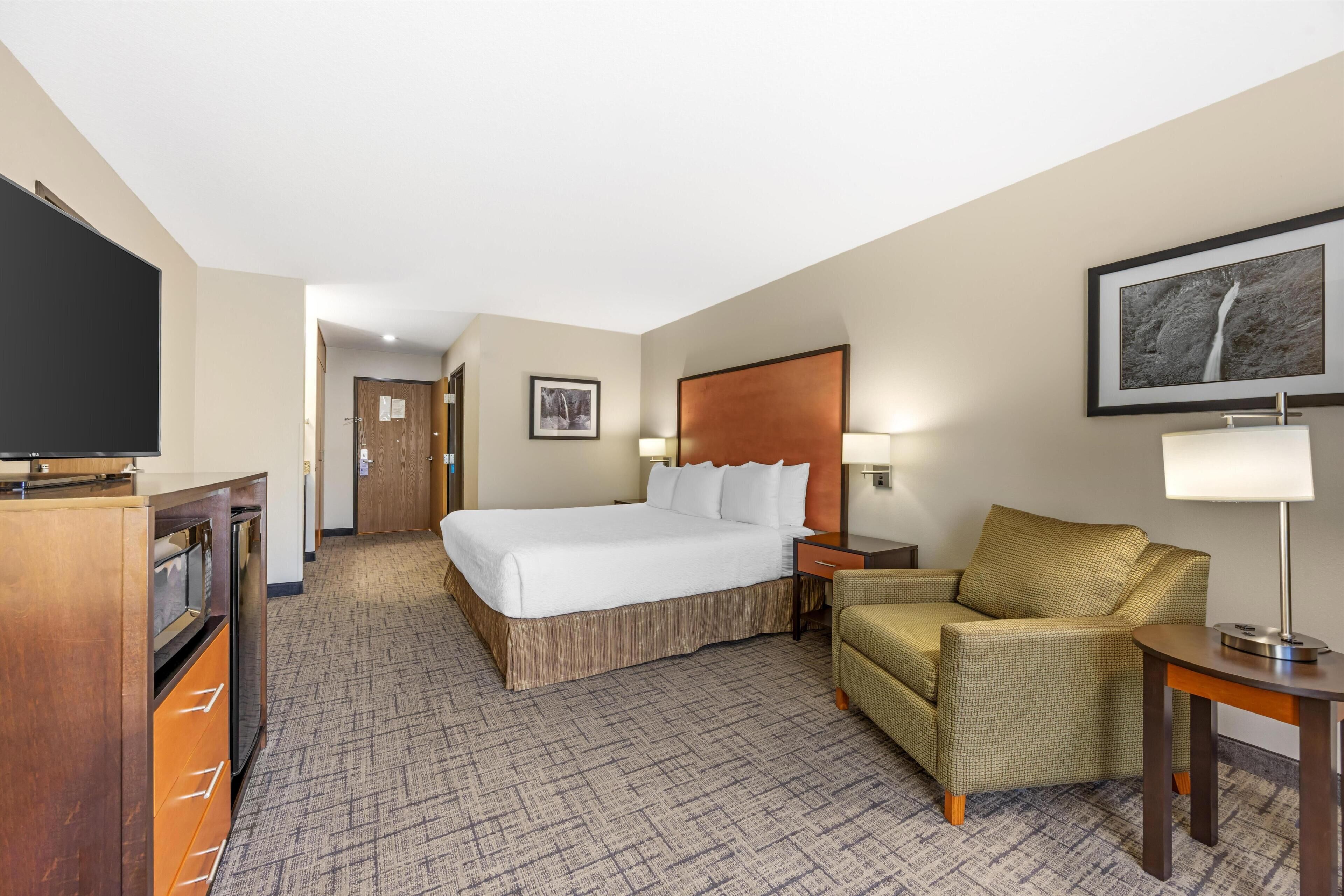 Standard Room, 1 King Bed, Accessible, Refrigerator & Microwave | Pillowtop beds, blackout drapes, iron/ironing board, high-speed internet