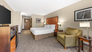 Standard Room, 1 King Bed, Accessible, Refrigerator & Microwave | Pillow-top beds, blackout curtains, iron/ironing board, Internet - Best Western Cascade Inn & Suites (Wood Village)