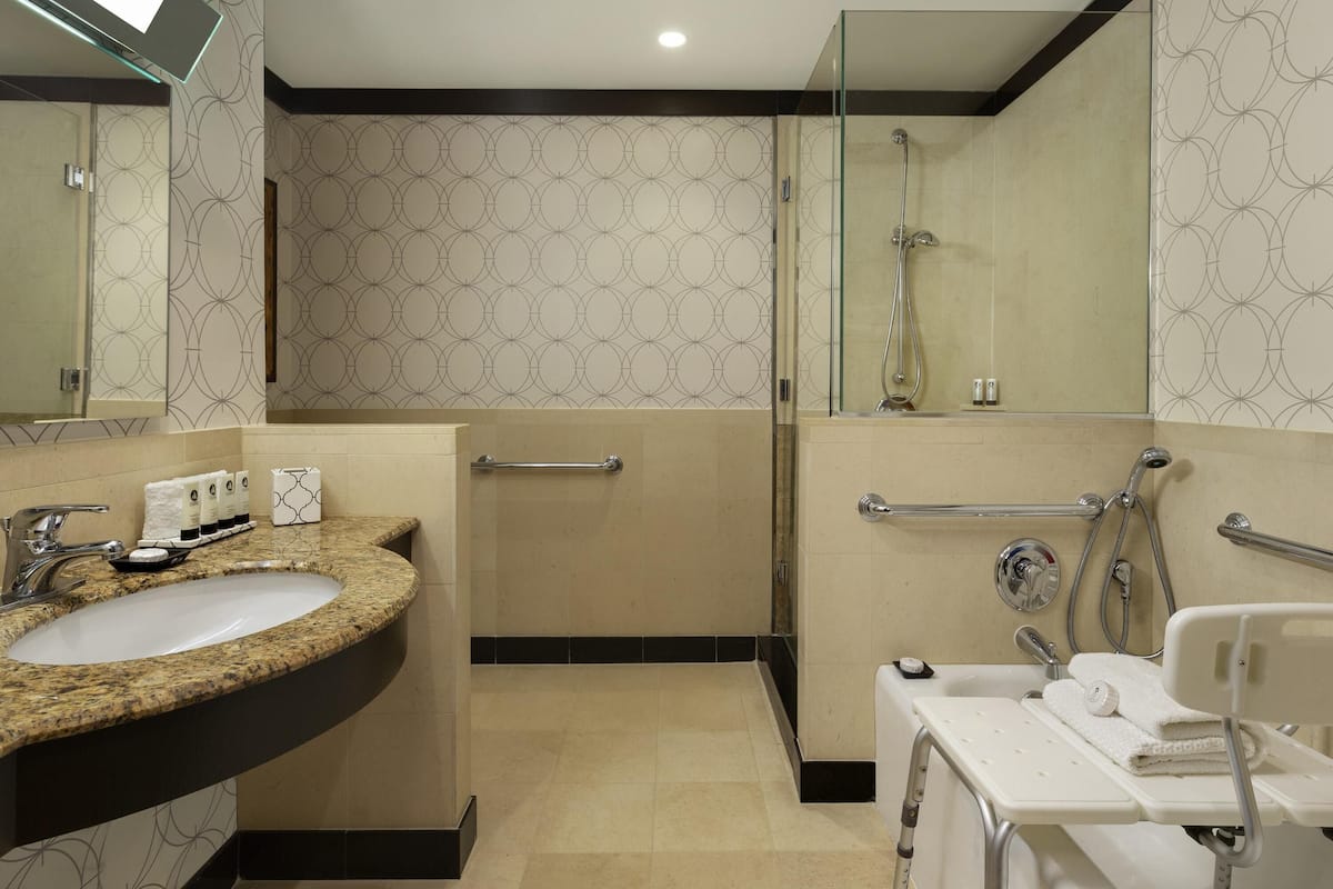 1 sovrum, sängtillbehör av högsta kvalitet och minibar