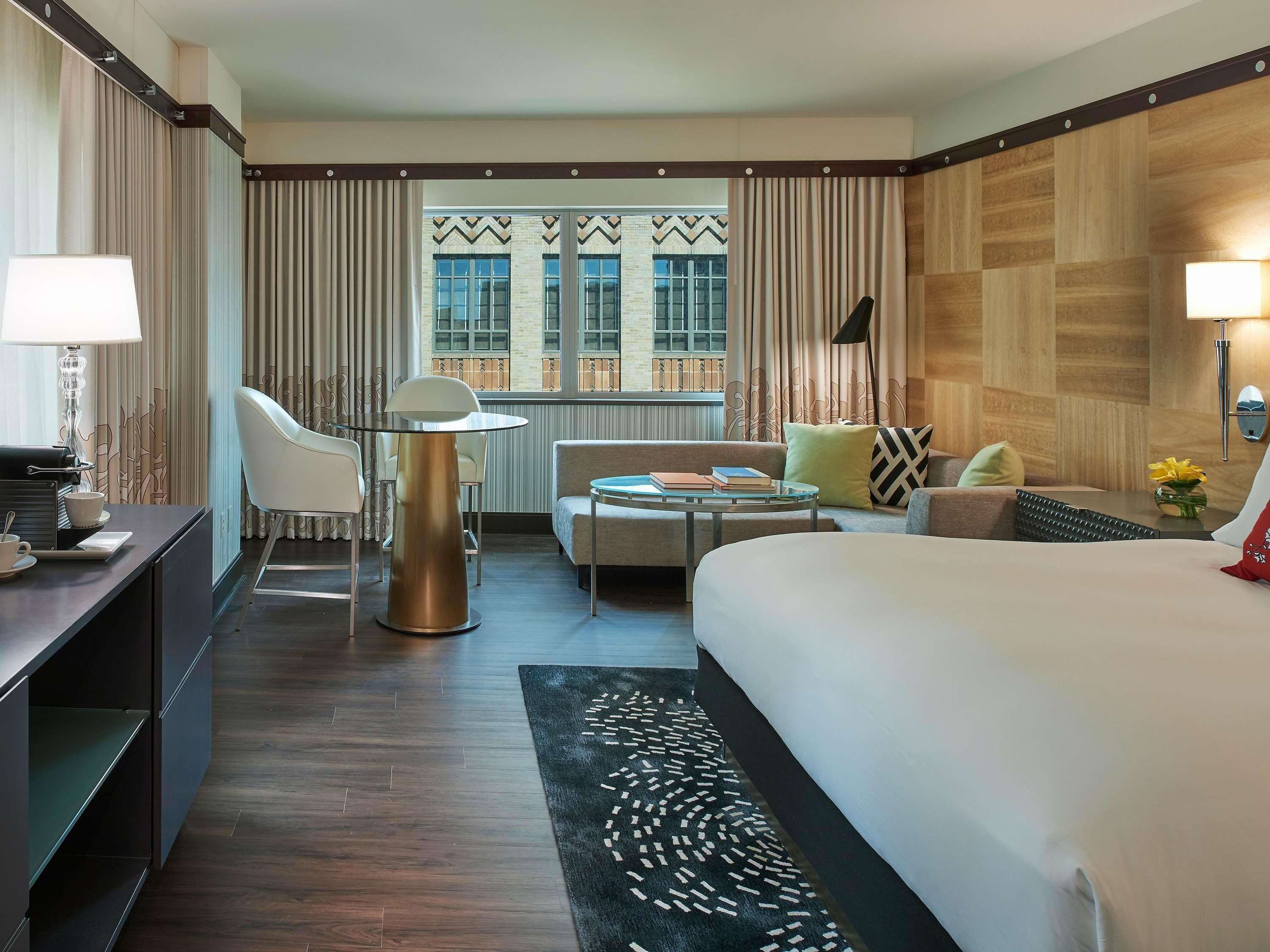 Signature Room, 1 King Bed | Premium bedding, minibar, in-room safe, desk