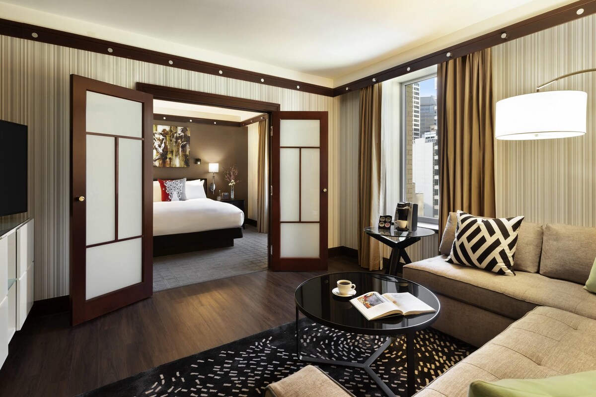 Luxe beddengoed, een minibar, een kluis op de kamer, een bureau