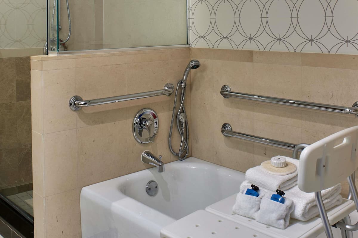 Hochwertige Bettwaren, Minibar, Zimmersafe, Schreibtisch