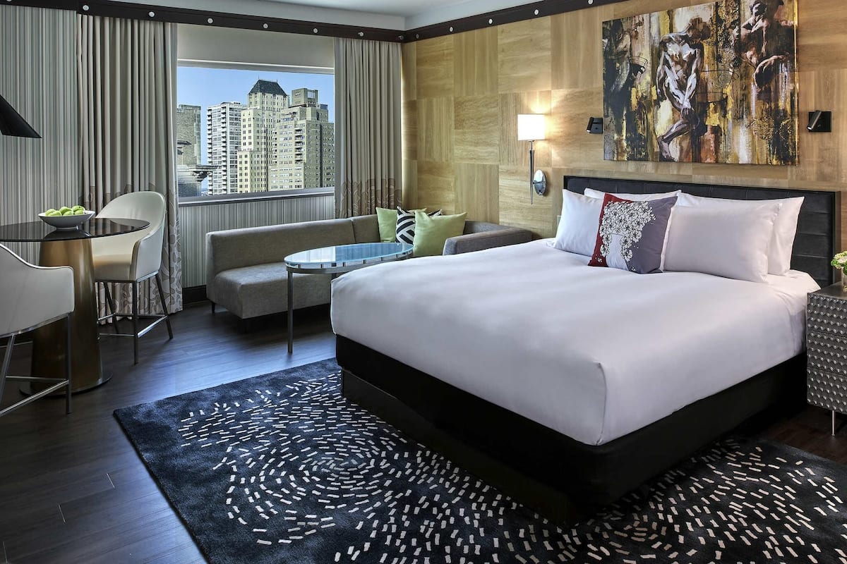 Executive Room, 1 King Bed | Premium bedding, minibar, in-room safe, desk