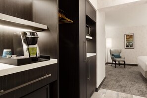 One Bedroom Suite, One King Bed | Private kitchen | Fridge, microwave, coffee/tea maker - Hilton Garden Inn Washington DC Downtown (Washington)