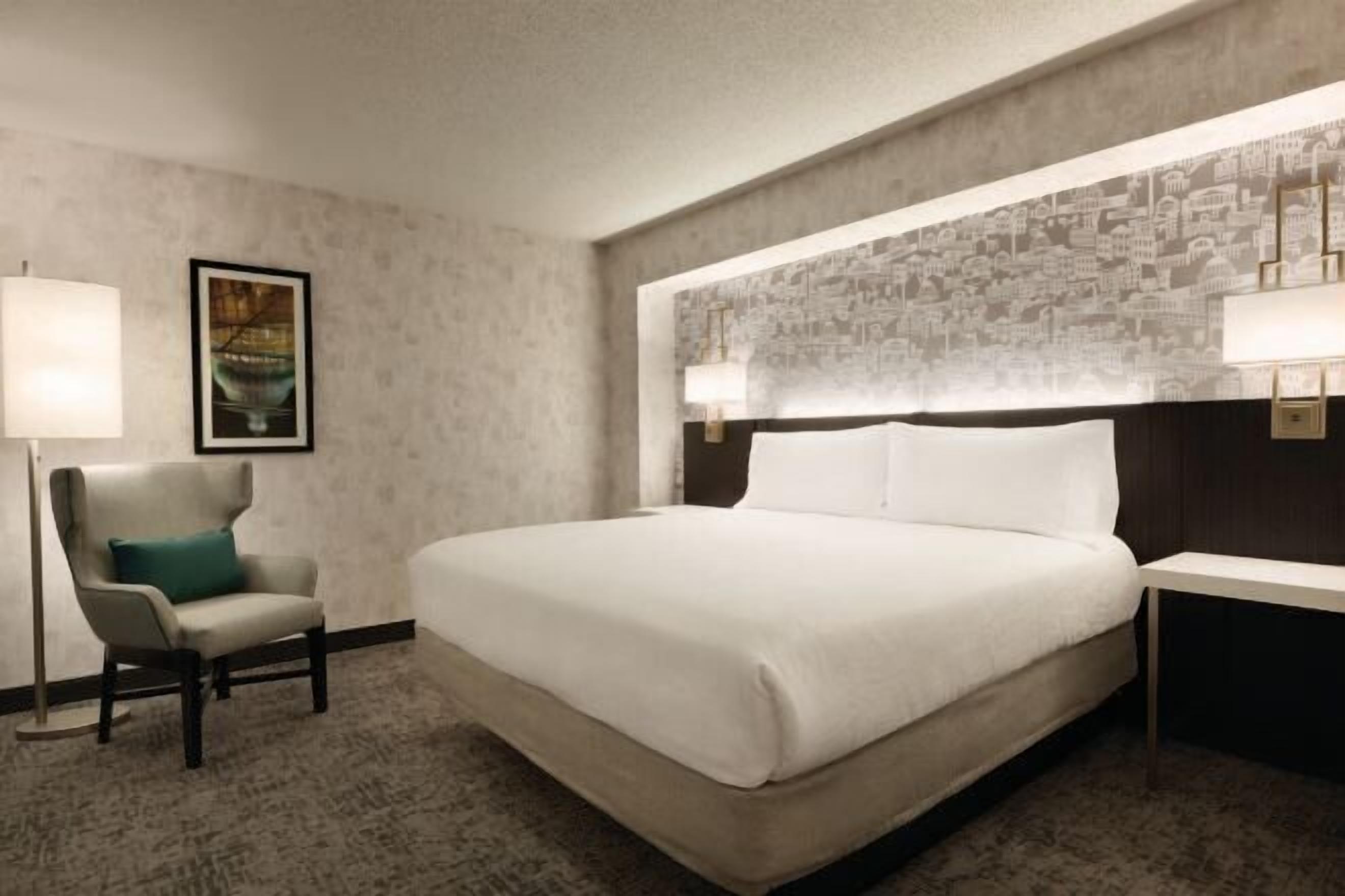 Literie de qualité, lit avec matelas Select Comfort, coffre-fort, bureau