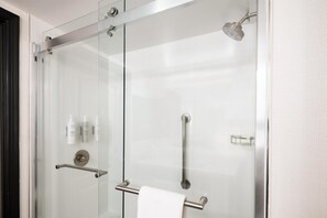 Bathroom shower - Hilton Garden Inn Washington DC Downtown (Washington)