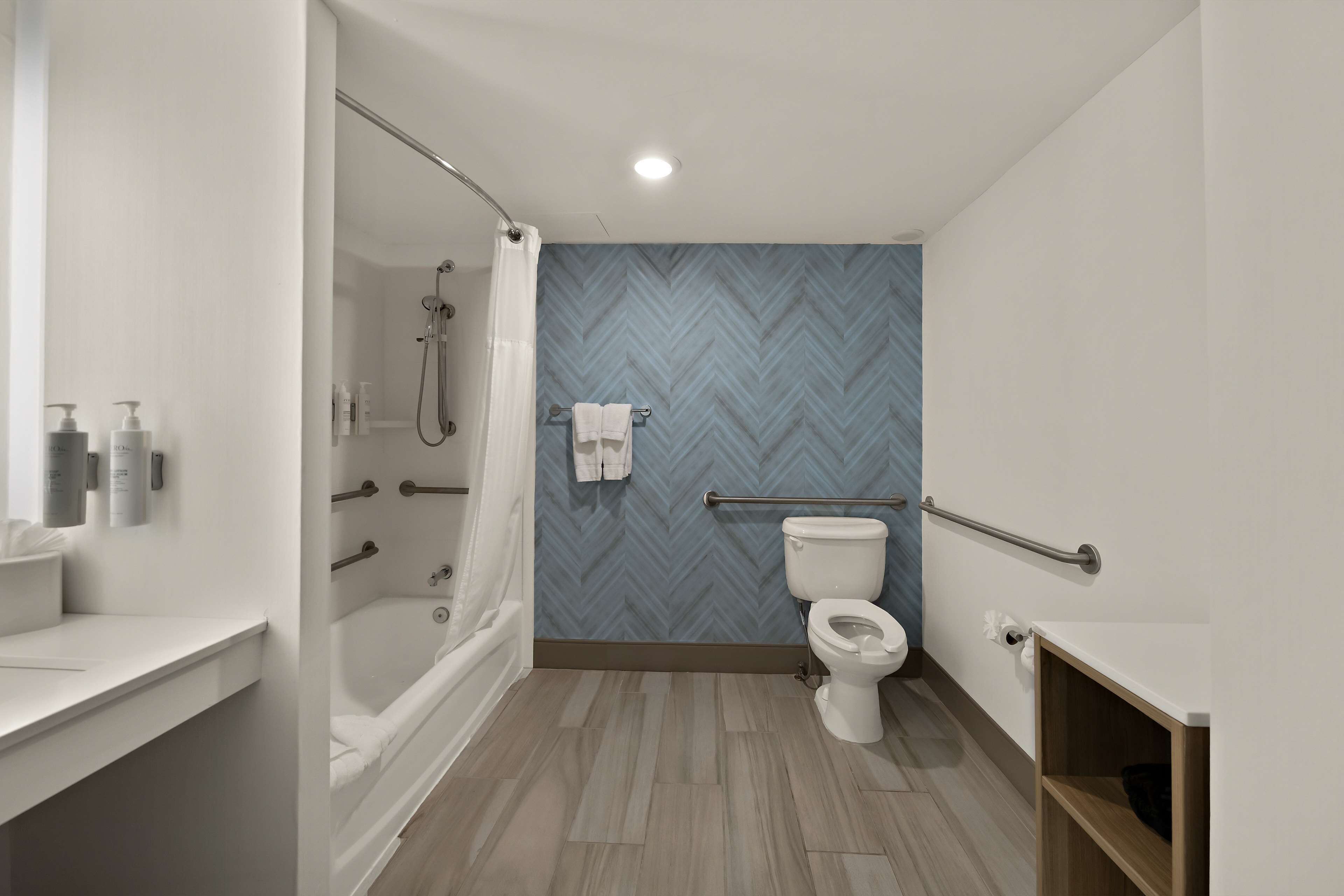 standard room, 1 king bed, accessible (hearing accessible with bathtub) | bathroom | free toiletries, hair dryer, towels, soap