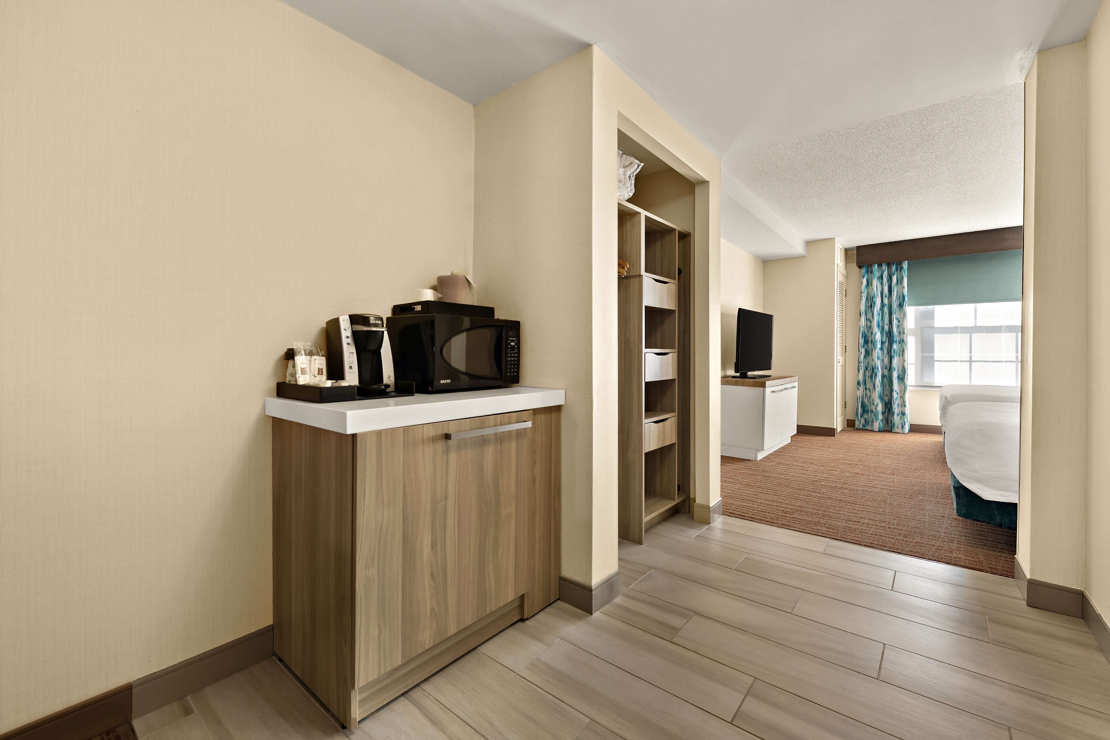 ห้องดีลักซ์สวีท, หลายเตียง (2 Queen Beds with Sofa Bed) | ผ้าปูที่นอนฝ้ายอียิปต์, เครื่องนอนระดับพรีเมียม