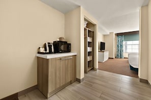 豪華套房, 多張床 (2 Queen Beds with Sofa Bed) | 埃及棉床單、高級寢具、舒適加層、書桌