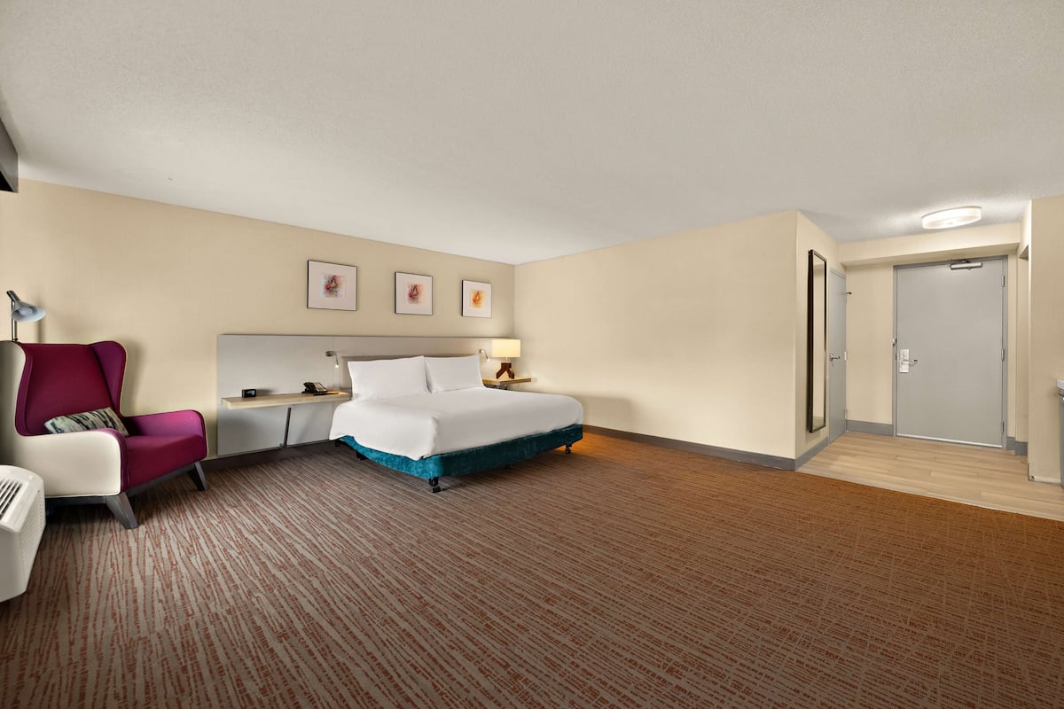 Phòng Tiêu chuẩn, 1 giường cỡ king, phù hợp cho người khuyết tật (Hearing Accessible with Bathtub) | 1 phòng ngủ, bộ trải giường bằng vải cotton Ai Cập