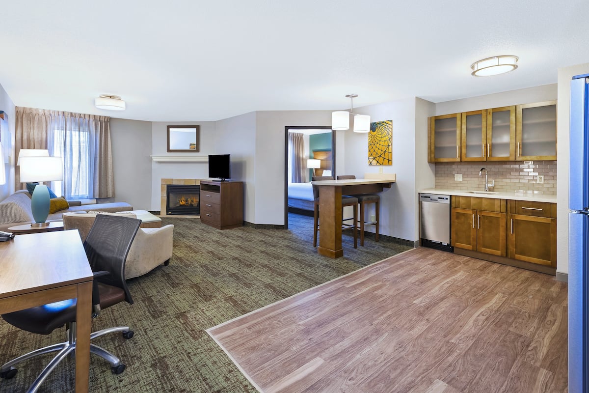 suite, 1 bedroom, kitchen (extra floor space) | 1 bedroom, in-room safe, desk, laptop workspace