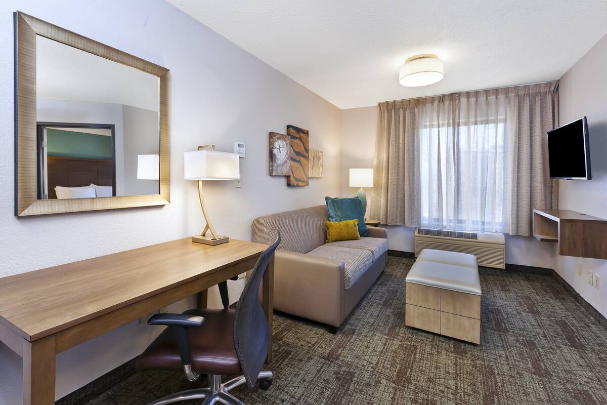 객실 내 금고, 책상, 노트북 작업 공간, 다리미/다리미판