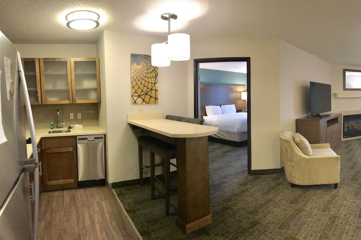 Suite, 2 Bedrooms, Kitchen | 1 bedroom, in-room safe, desk, laptop workspace