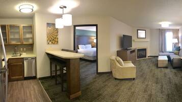 Suite, 2 Bedrooms, Kitchen | 1 bedroom, in-room safe, desk, laptop workspace