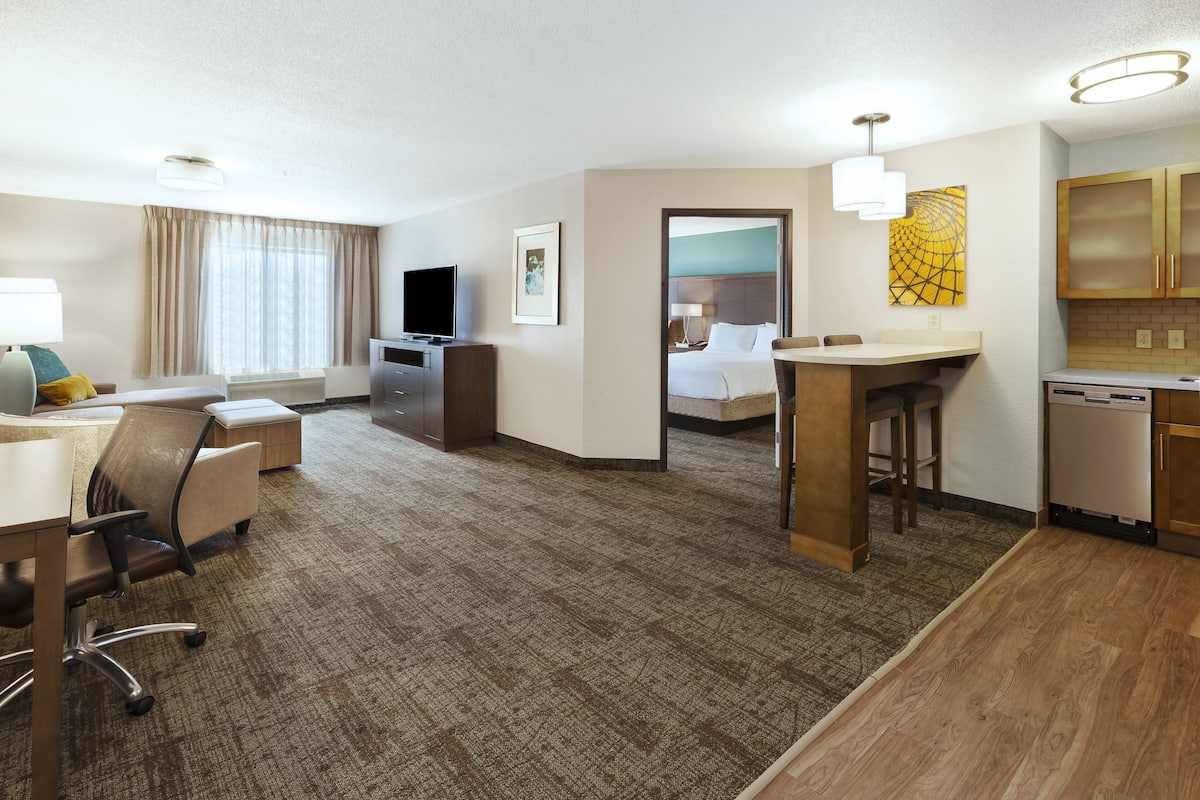 Suite, 1 Bedroom, Kitchen (Extra Floor Space) | 1 bedroom, in-room safe, desk, laptop workspace