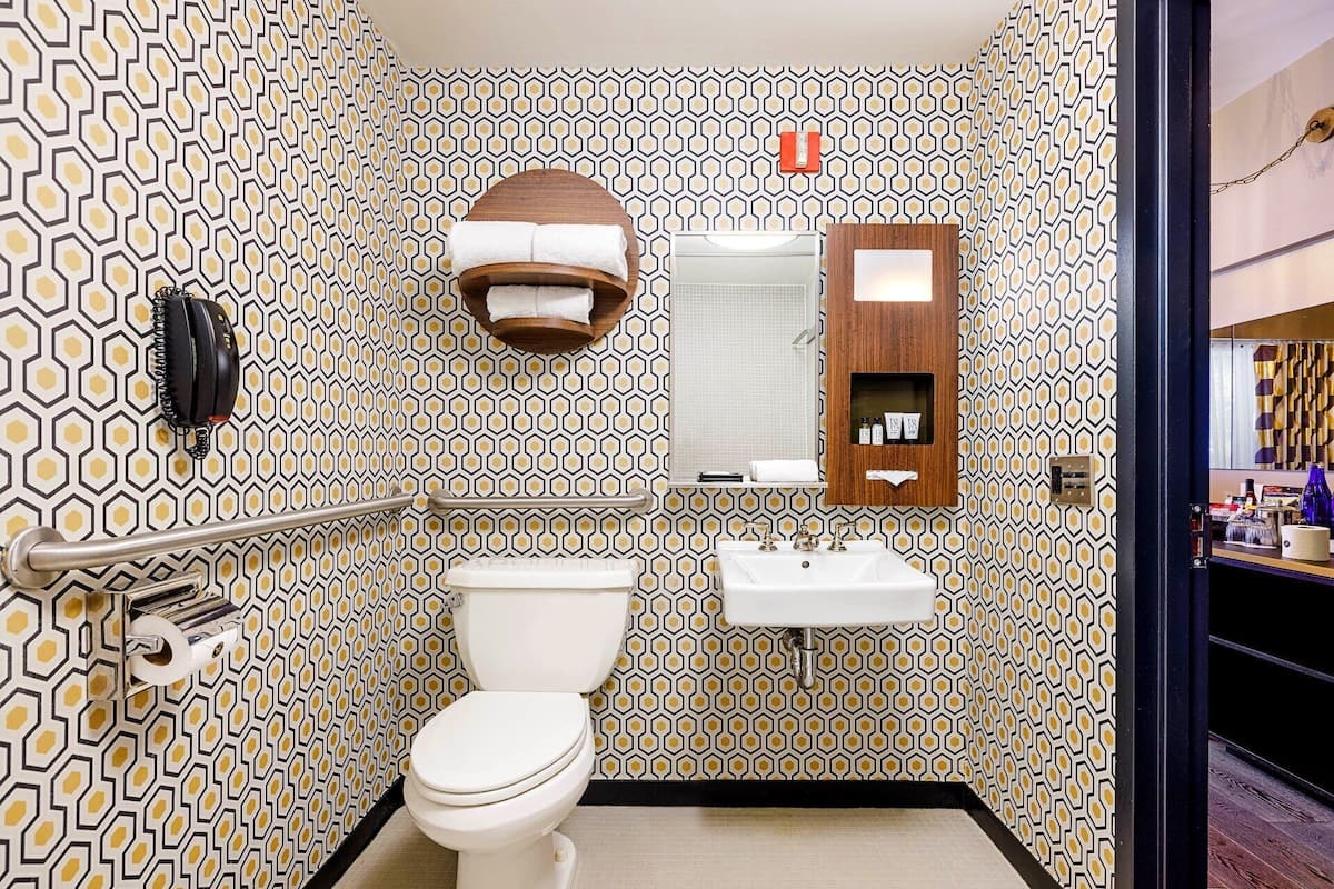 Standardværelse - handicapvenligt | Badeværelse | Designertoiletartikler, hårtørrer, badekåber, håndklæder