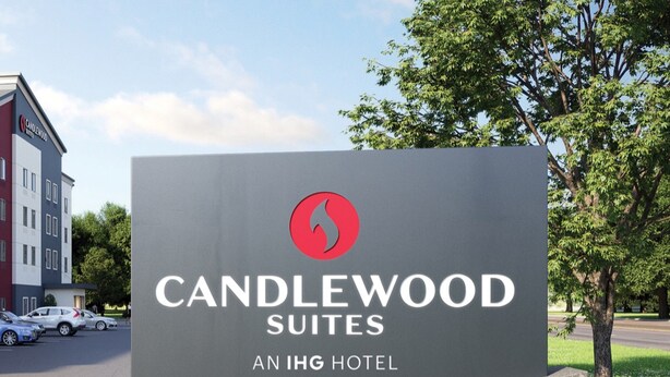 Señal de Candlewood Suites, un hotel IHG, con un logotipo y texto.