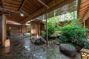 Japanese garden - Nagoya Marriott Associa Hotel (Nagoya)