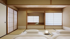 Una habitación japonesa tradicional con suelo de tatami, puertas correderas shoji y un futón.