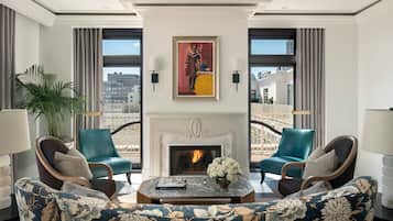 En 65-tommers smart-TV med Parabol-TV samt TV og TV-spill