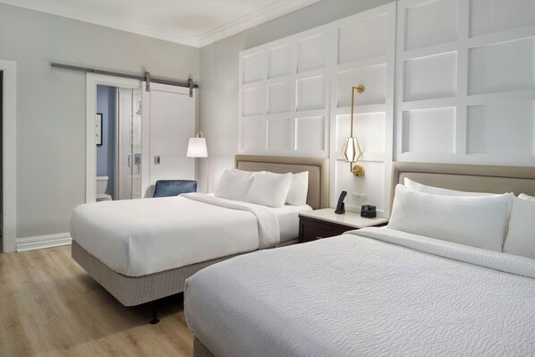 Ropa de cama hipoalergénica y caja de seguridad en la habitación 