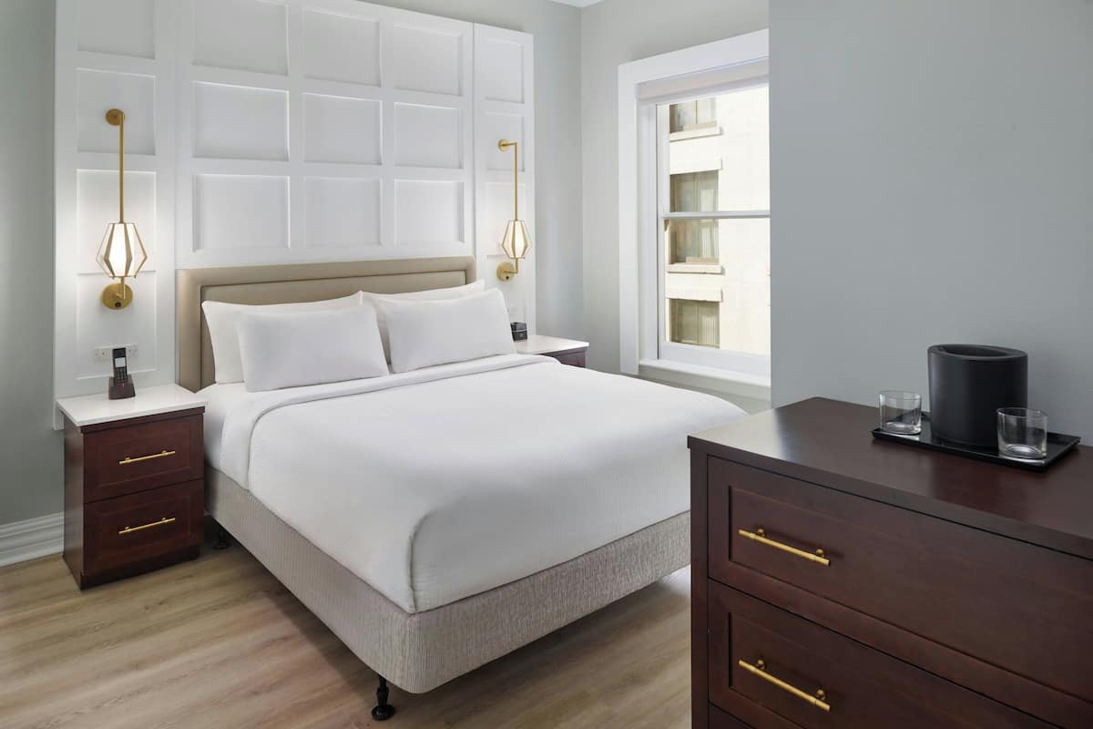 studio suite, 1 queen bed with sofa bed | hypo-allergenic bedding, in-room safe, desk, blackout curtains