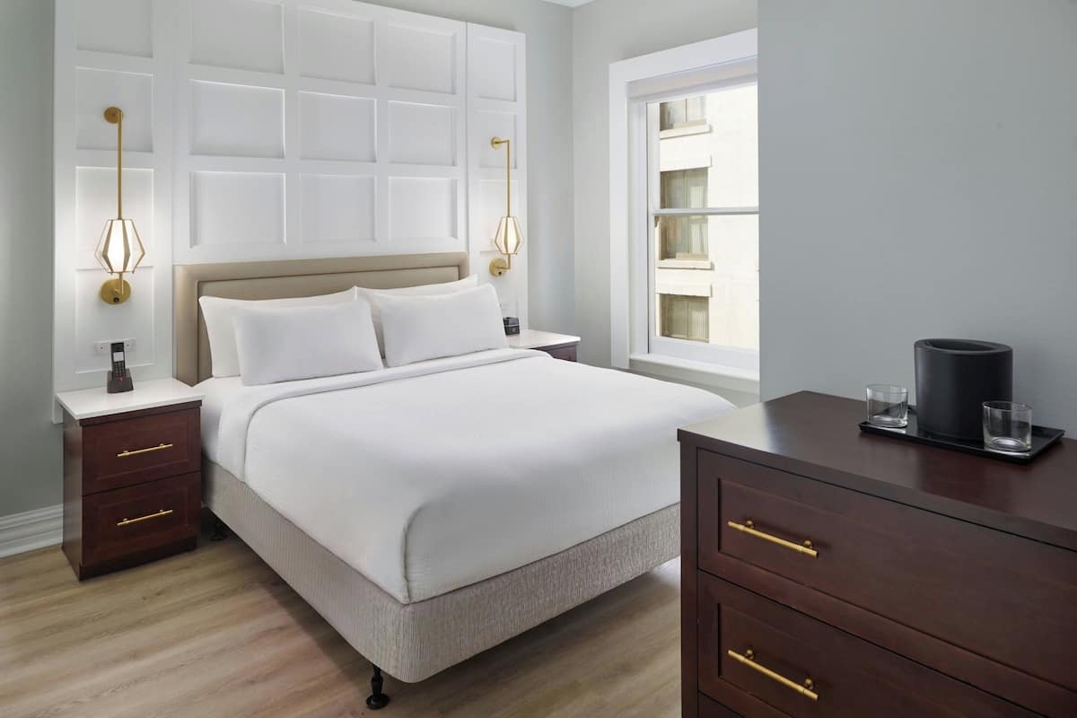 Studiosuite, 1 queensize-seng med sovesofa | Allergitestet sengetøy, safe på rommet, skrivebord og blendingsgardiner