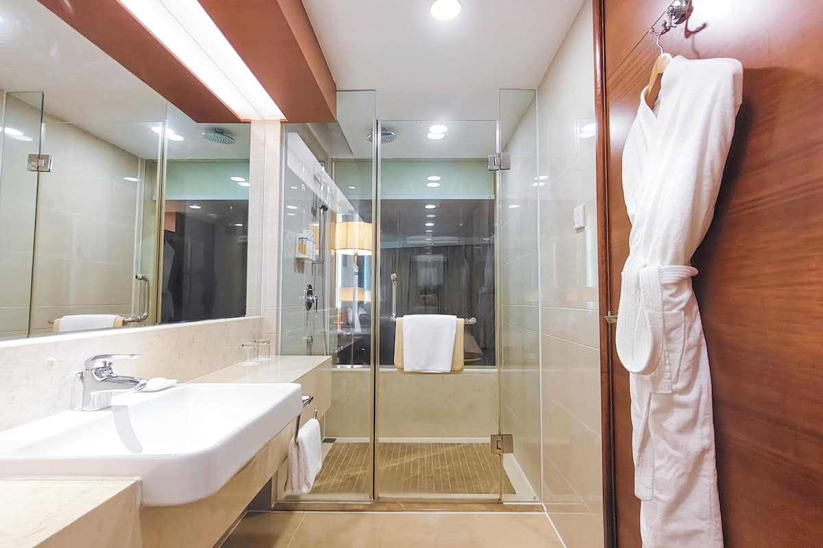 separate bathtub and shower, deep-soaking bathtub, rainfall showerhead