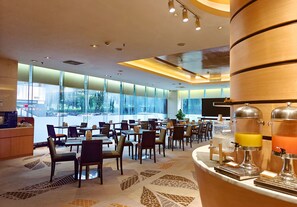 Breakfast, lunch and dinner served - Holiday Inn Shenzhen Donghua by IHG (Shenzhen)