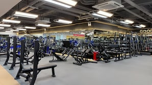 A gym with various exercise equipment, a mirrored wall, and a sign that reads "GOOD FITNESS CLUB". - Holiday Inn Shenzhen Donghua by IHG (Shenzhen)