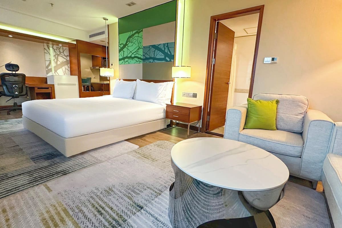 1 bedroom, premium bedding, minibar, in-room safe