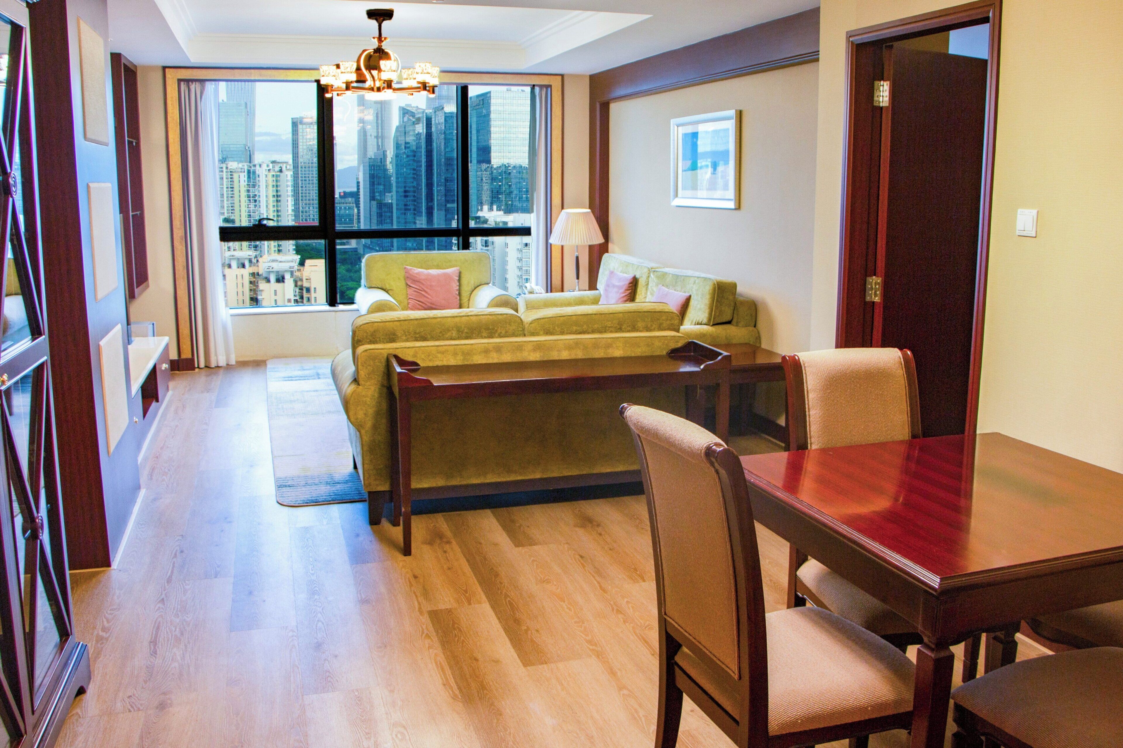 Seprai premium, minibar, brankas, dan didekorasi berbeda-beda