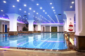 Indoor pool, sun loungers