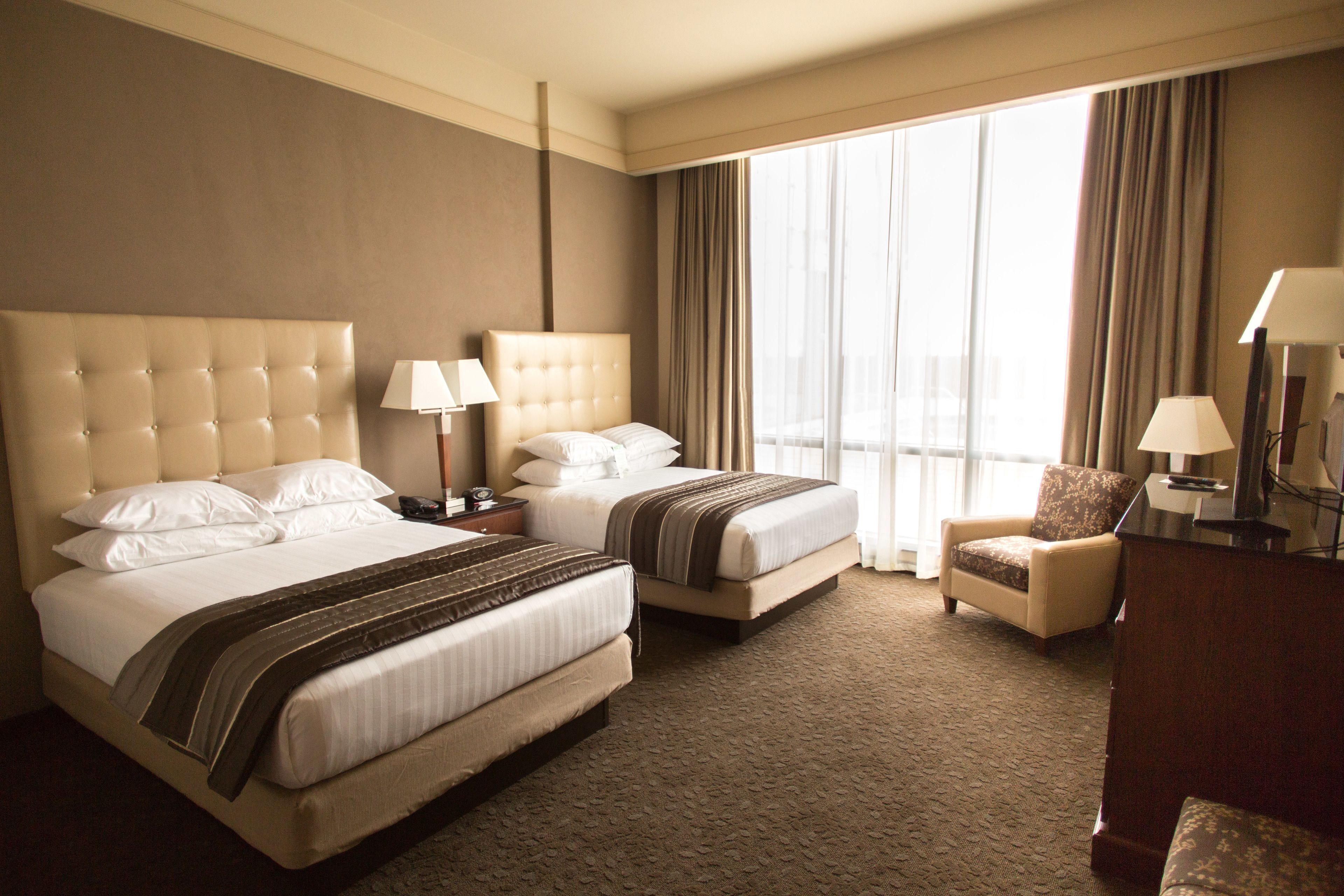 Bureau, espace de travail pour ordinateur portable, rideaux occultants