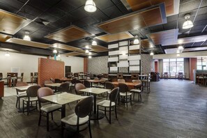 Sudah termasuk sarapan prasmanan setiap hari