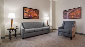 Suite, Plusieurs lits, accessible aux personnes à mobilité réduite (Sofa Sleeper, Tub, 2 Rooms) | Bureau, espace de travail pour ordinateurs portables