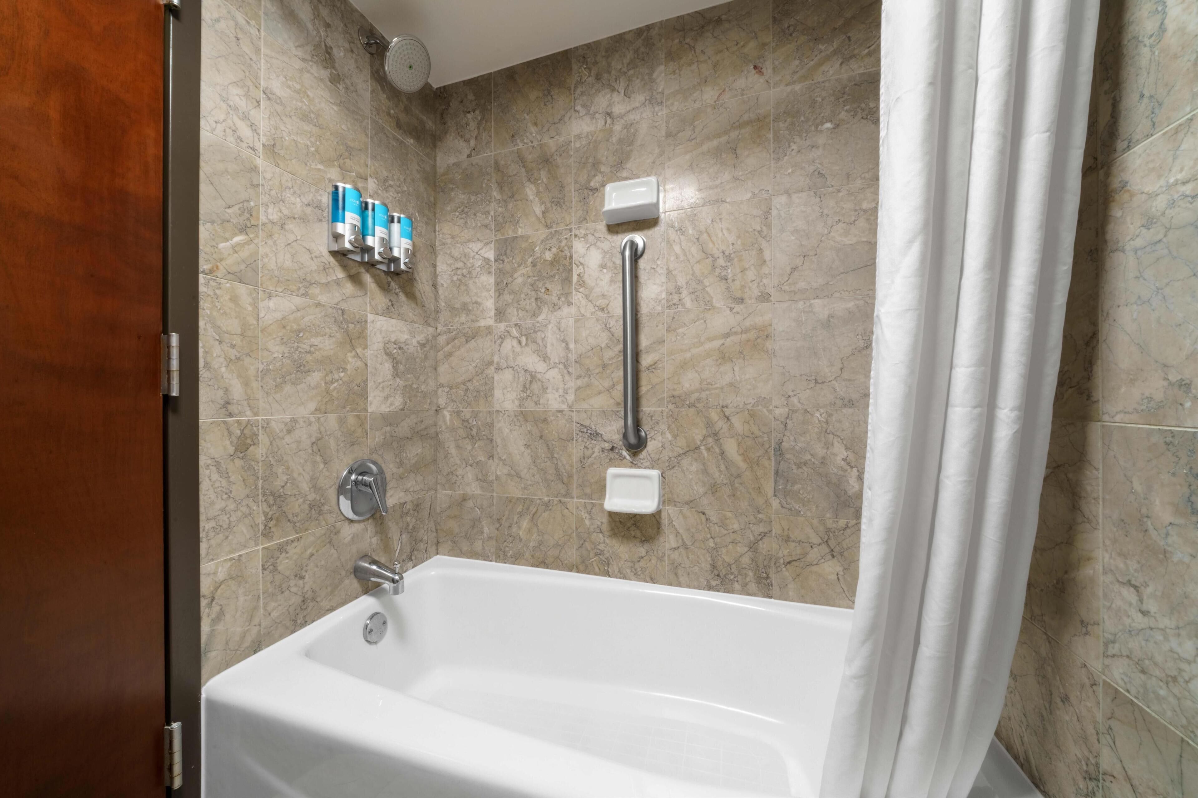 Combined shower/tub, free toiletries, hair dryer, towels