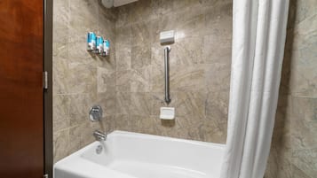 Combined shower/tub, free toiletries, hair dryer, towels