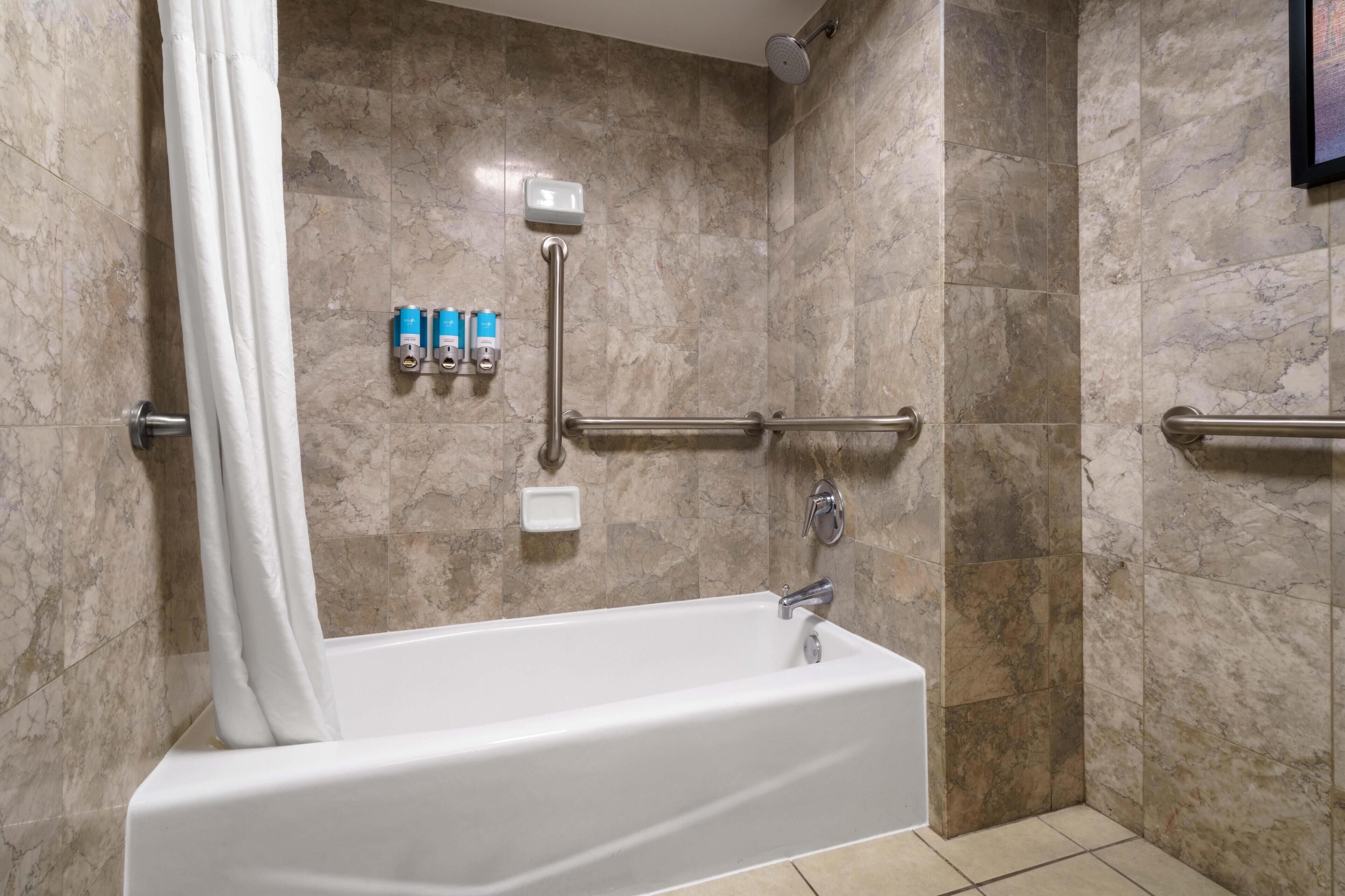 Combined shower/tub, free toiletries, hair dryer, towels