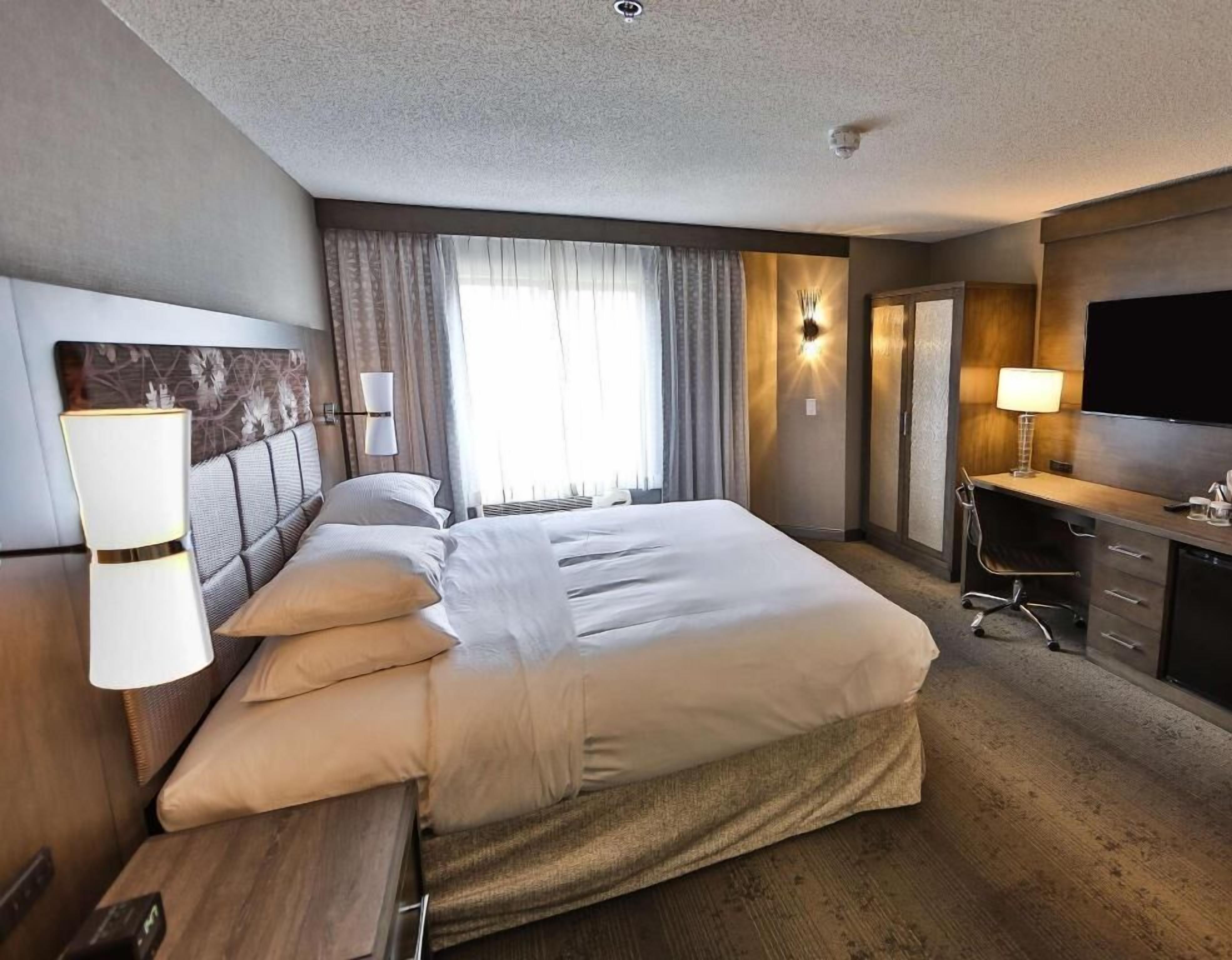Premium bedding, in-room safe, laptop workspace, blackout drapes