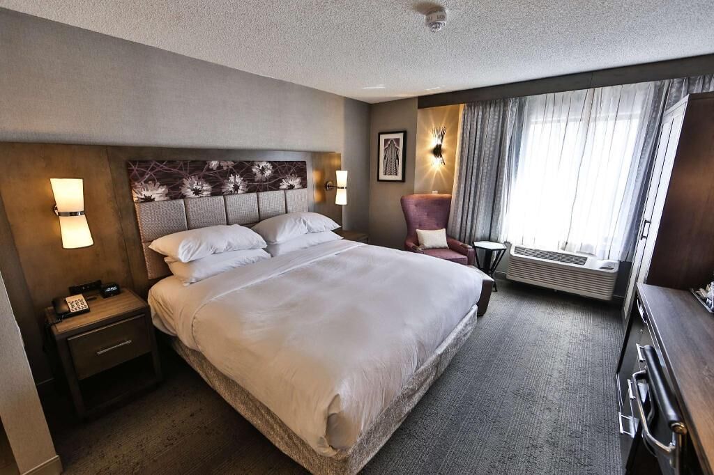 Premium bedding, in-room safe, laptop workspace, blackout drapes