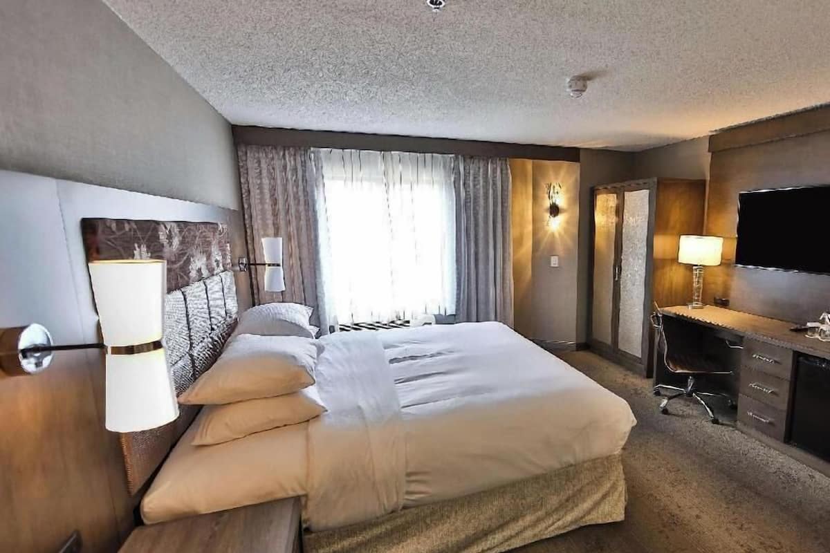 Premium bedding, in-room safe, laptop workspace, blackout drapes