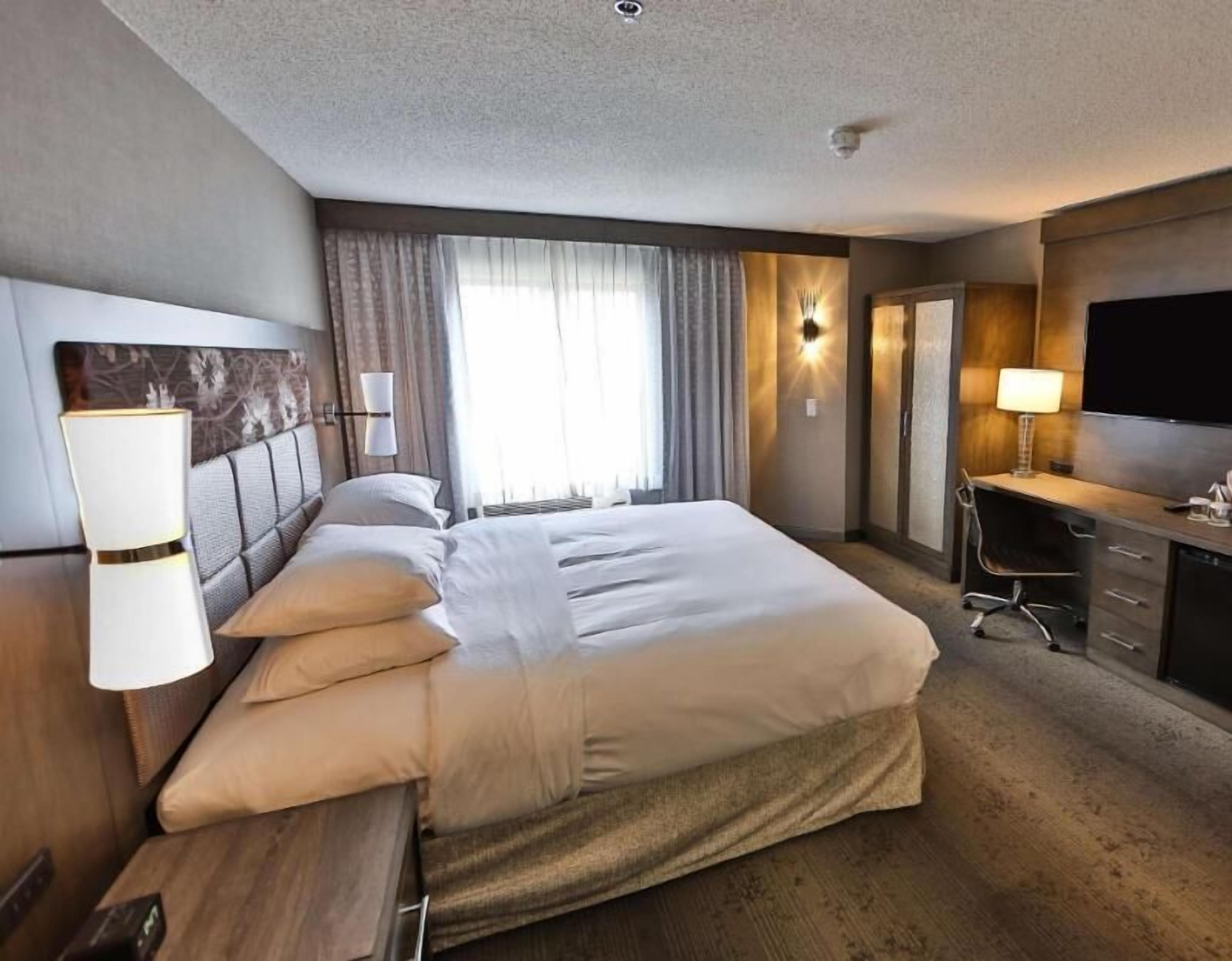 Premium bedding, in-room safe, laptop workspace, blackout drapes